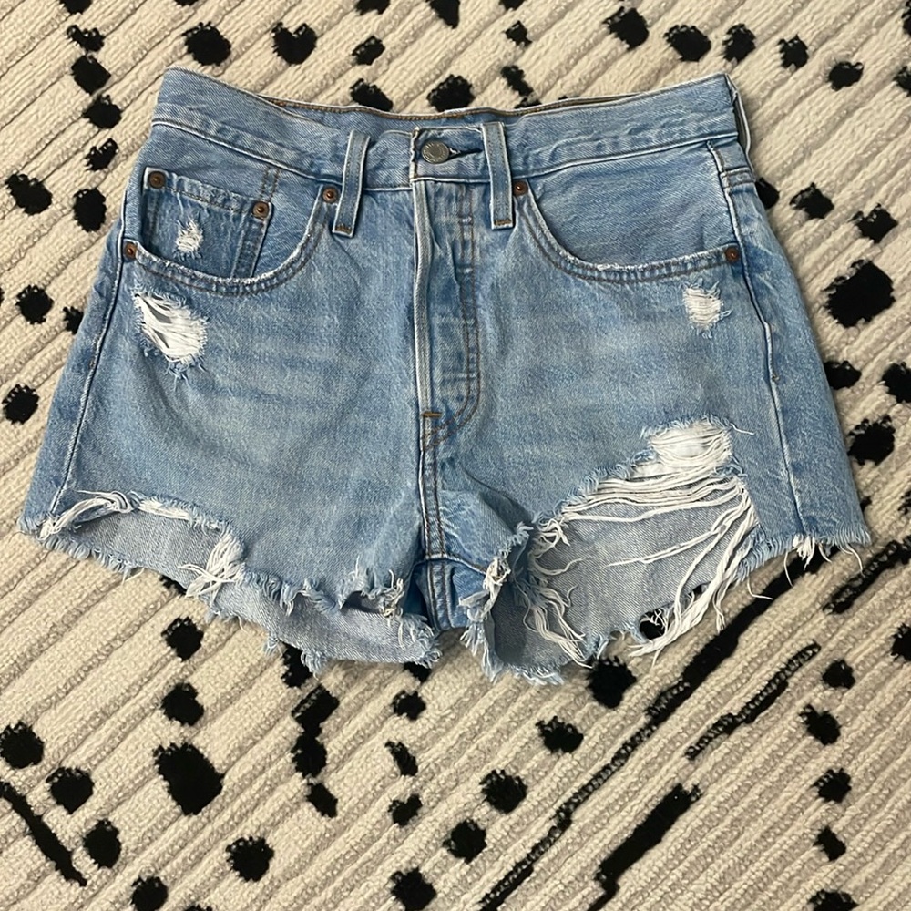 Women’s light wash Levi’s 501 jean shorts size 26